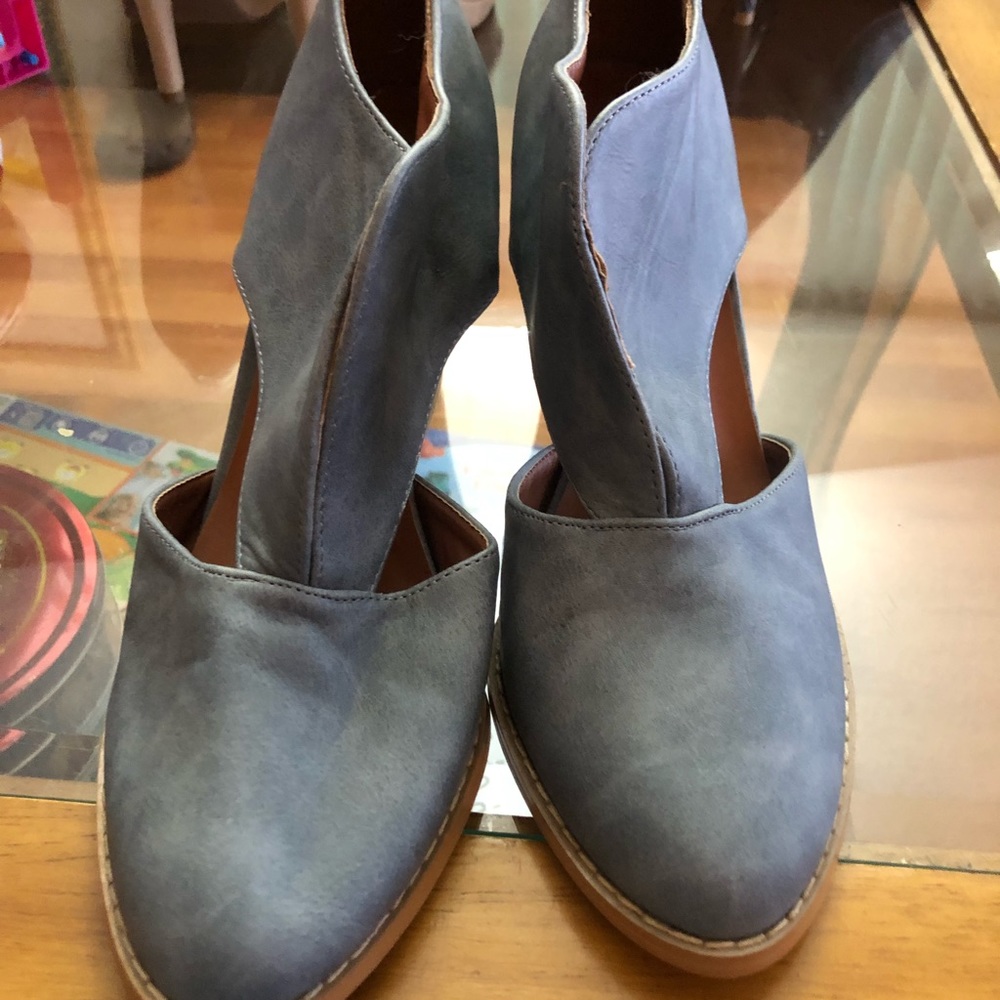 Beautiful pair of shoes similar to a pair of boots